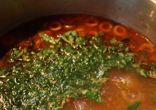 1. Этап. Солянка с креветками: 19. После можно добавлять зелень, снимать суп с огня и оставить его под крышкой минут на 15-20, чтобы солянка настоялась.