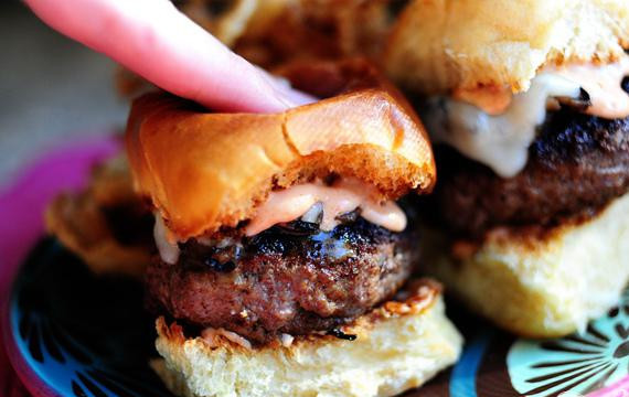 1. Этап. Сэндвичи с говядиной, грибами и швейцарским сыром: 5. Половинки булочек для сэндвичей обжарить в духовке. Залить приготовленным пряным соусом. Выложить котлеты с грибами и сыром между двумя половинками булочек и сразу же подавать с жареным луком.