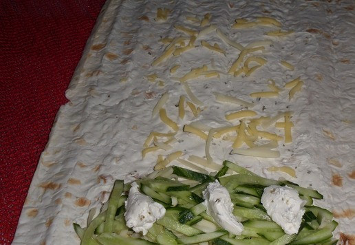 1. Этап. Шаурма с грибами и сыром: Затем поверх грибов и сыра выкладываем нарезанные огурцы. Добавляем поверх огурцов 1,5 ч. л. творожного сыра с зеленью.