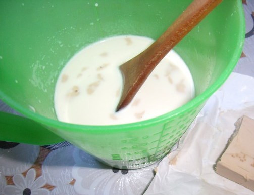 1. Этап. Быстрое сдобное тесто для пирожков: Разведите дрожжи в теплом молоке с растворенным в нем сахаром.