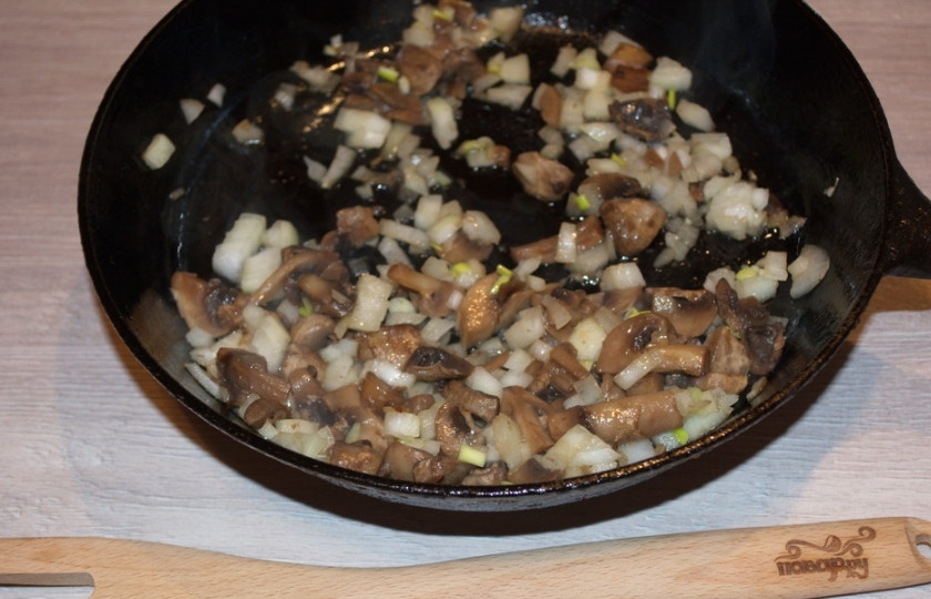 1. Этап. Салат Лисий хвост: На растительном масло обжарьте лук. Добавьте нарезанные мелко шампиньоны. Придерживаться особых форм нарезки грибов не стоит. Просто нарежьте их мелко. Когда грибы с луком обжарятся, дайте им остыть. Отставьте.