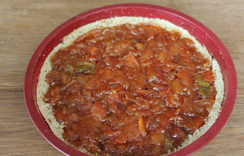 1. Этап. Постный грушевый пирог: Начинку выкладываем на тесто. Отправляем пирог в духовку на 20 минут. Готовим при температуре 180 градусов.