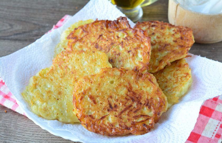 1. Этап. Картофельные шницели: Горячие обжаренные шницели выложите сперва на бумажные полотенца, чтобы впитался лишний жир.