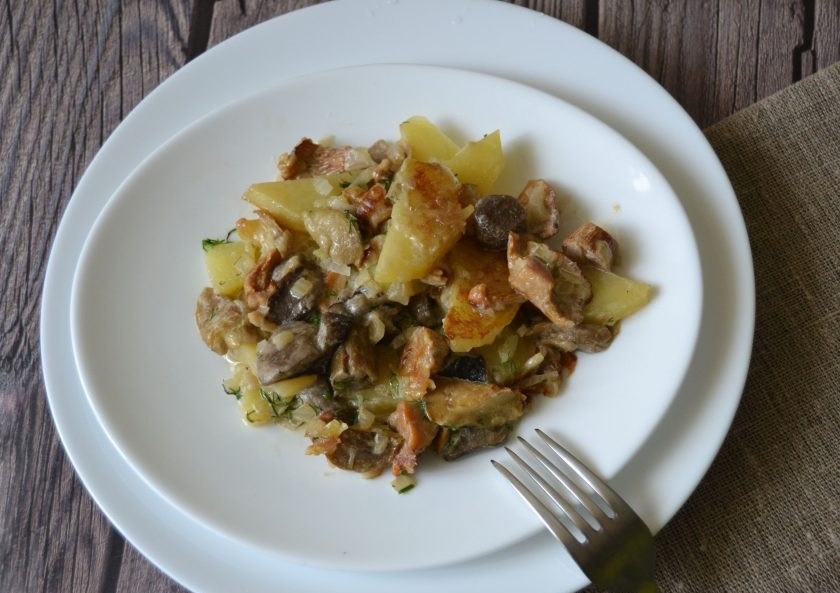 1. Этап. Картошка с лесными грибами: Жаркое с лесными грибами получилось ароматное и очень вкусное, зимой точно будем скучать по такому блюду, так что пользуйтесь моментом и радуйте себя сезонными дарами. Приятного аппетита!