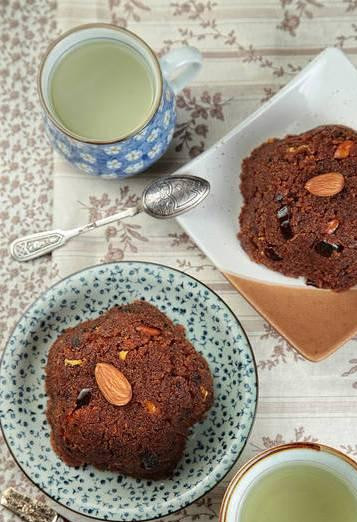 1. Этап. Халава: Через 10 минут халава полностью готова и ее можно подавать. Подавать ее следует теплой или горячей, но не холодной! Это важно! При необходимости халаву можно слегка подогреть при помощи водяной бани. Приятного аппетита!