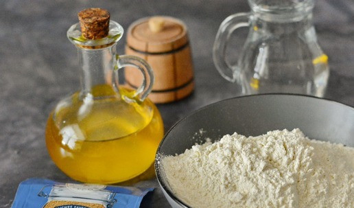 1. Этап. Коно пицца: Раз уж заявлено о сохранении традиций, то тесто будем замешивать сами. Для самого простого и классического варианта теста для пиццы нам потребуется мука, вода, сухие дрожжи, соль и растительное масло. Можете взять оливковое.