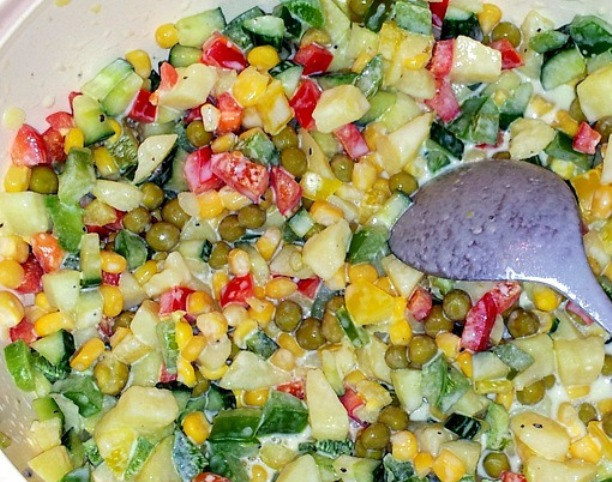 1. Этап. Желейный салат с яйцами и овощами: Желатин растворите в горячей воде и вылейте в салат. Добавьте соль, перец по вкусу, майонез и хорошо перемешайте. Сложите салат в форму и отправьте на ночь в холодильник. Перед подачей на стол порежьте ножом на порции.