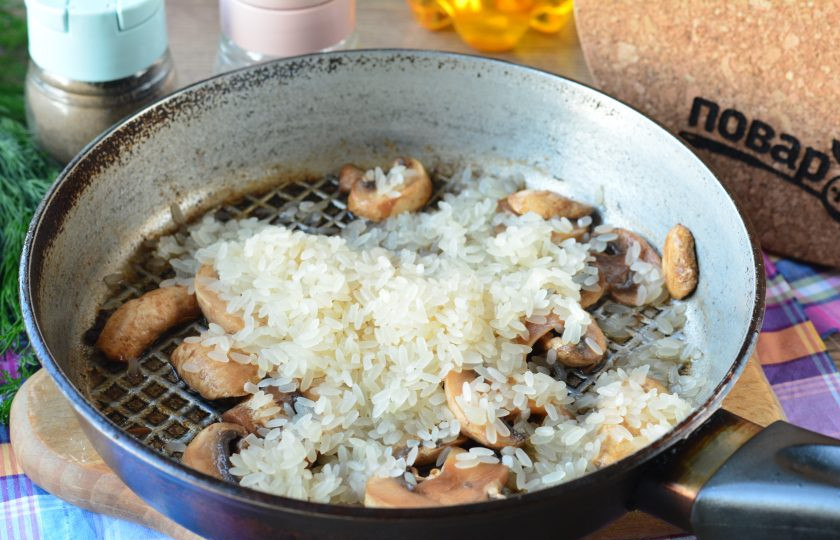 1. Этап. Плов по-итальянски: Всыпьте промытый рис, перемешайте, жарьте еще пару минут.