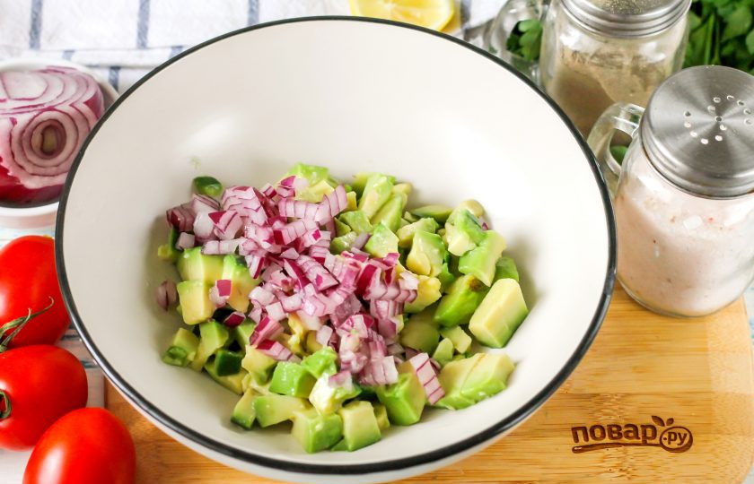 1. Этап. Гуакамоле с помидорами: Очистите красный лук от шелухи, промойте в воде и нарежьте половину плода такими же кубиками, как и авокадо, добавьте в емкость.