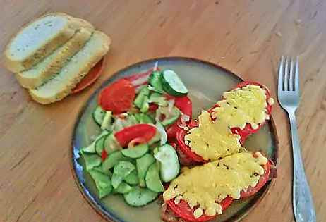 1. Этап. Свинина, запеченная с сыром: 3. Когда сыр уже расплавится, - можно блюдо доставать и подавать со свежими овощами!