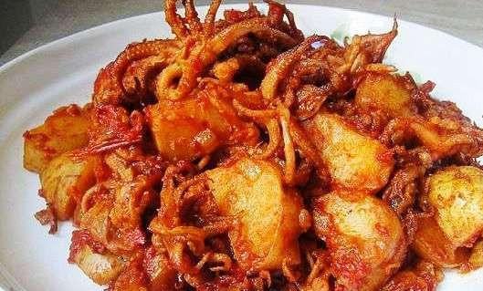 1. Этап. Кальмары с помидорами и молодой картошкой: На выходе получается нечто подобное. Приятного! :)