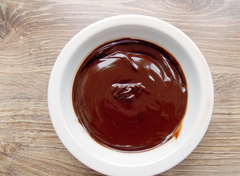 1. Этап. Торт Шоколадное птичье молоко: В миску поломайте оставшийся шоколад и добавьте оставшееся масло. Растопите и перемешайте до однородного состояния. Не перегрейте, иначе шоколадная глазурь расслоится.