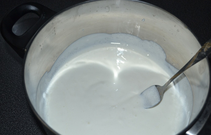 1. Этап. Пирог с курицей в мультиварке: 2. Пока топится масло, погасить соду в кефире. Добавить щепотку соли и сметану. Все как следует перемешать.