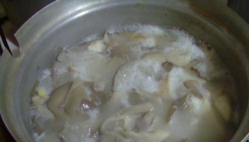 1. Этап. Маринованные вешенки на зиму: 4. Когда закипит, вливаем к грибочкам.