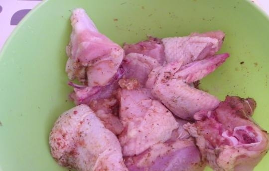 1. Этап. Мясо по-французски с курицей и картошкой: Разделите тушку курицы на небольшие кусочки. Выложите их в глубокую тарелку, посыпьте специями по вкусу. Я использовала перец, соль, петрушку и паприку. Залейте половинкой пачки майонеза, перемешайте и оставьте в холодильнике на 2-3 часа, чтобы курица замариновалась.