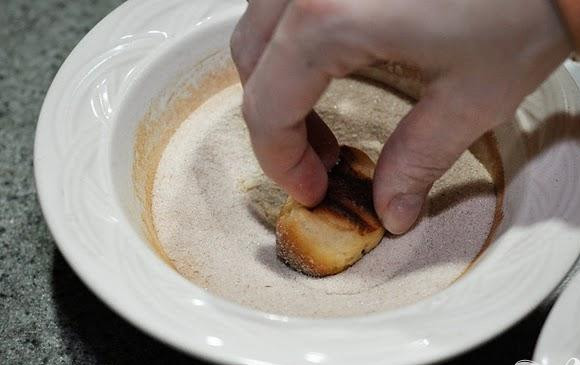 1. Этап. Крендели с корицей: 8. Смешать сахар и корицу в миске. Растопить сливочное масло в небольшой миске. Обмакнуть каждый крендель в масло. Затем посыпать солью, смесью сахара и корицы и подавать.