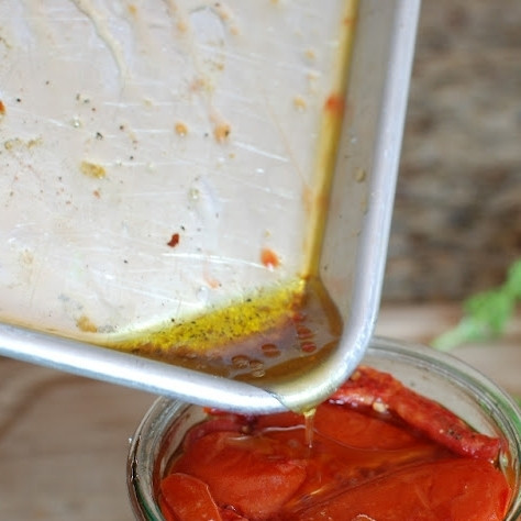 1. Этап. Помидоры, сушеные в духовке: Масло с помидорными соками из противня тоже выливаем в банку. Оставшееся в банке пространство заполняем оливковым маслом.