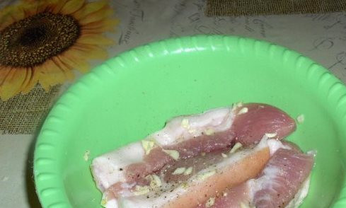 1. Этап. Сало с перцем и чесноком: На сале делаем не очень глубокие надрезы. Натираем солью, перчим и шинкуем крупно нарезанными кусочками чеснока.