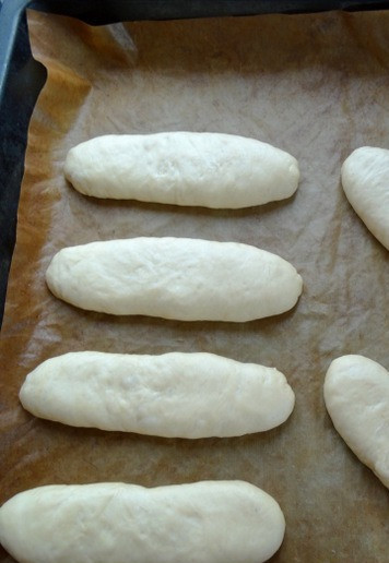 1. Этап. Хот-дог-гриль с картофелем пай: Накрыть булочки полотенцем, а спустя 10 минут слегка сплющить их пальцами. В итоге так у булочек получится нужная форма.