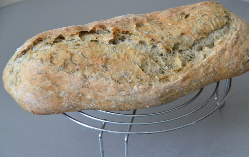 1. Этап. Хлеб с укропом: Дайте хлебу остыть на решетке до комнатной температуры, резать его пока нельзя, так как процесс выпечки еще не завершен.