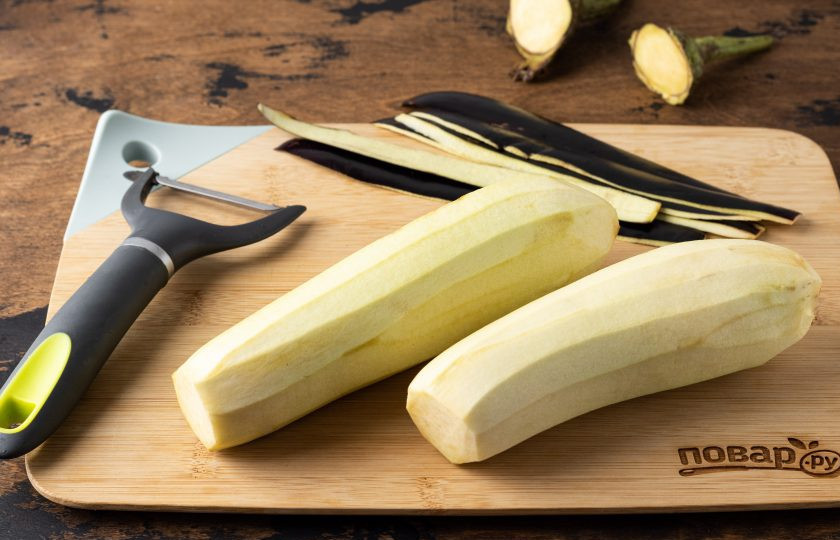 1. Этап. Жареные баклажаны Как грибы: Баклажаны помойте, отрежьте хвостики, очистите от кожуры. Затем нарежьте кубиками среднего размера.