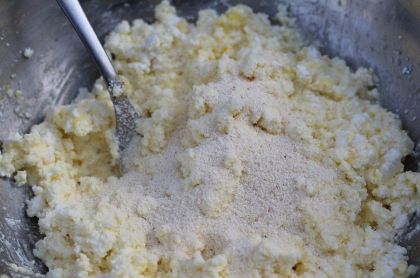 1. Этап. Сырники из творога с изюмом: 3. Добавляем манку, а также щепотку соли.