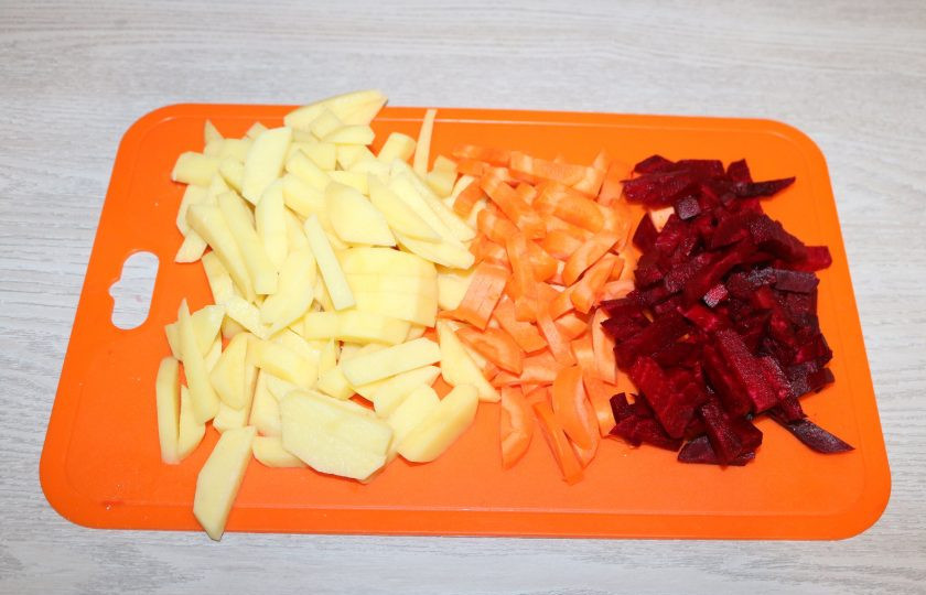 1. Этап. Борщ с карасями: Картофель, морковь, свеклу нарежьте соломкой.