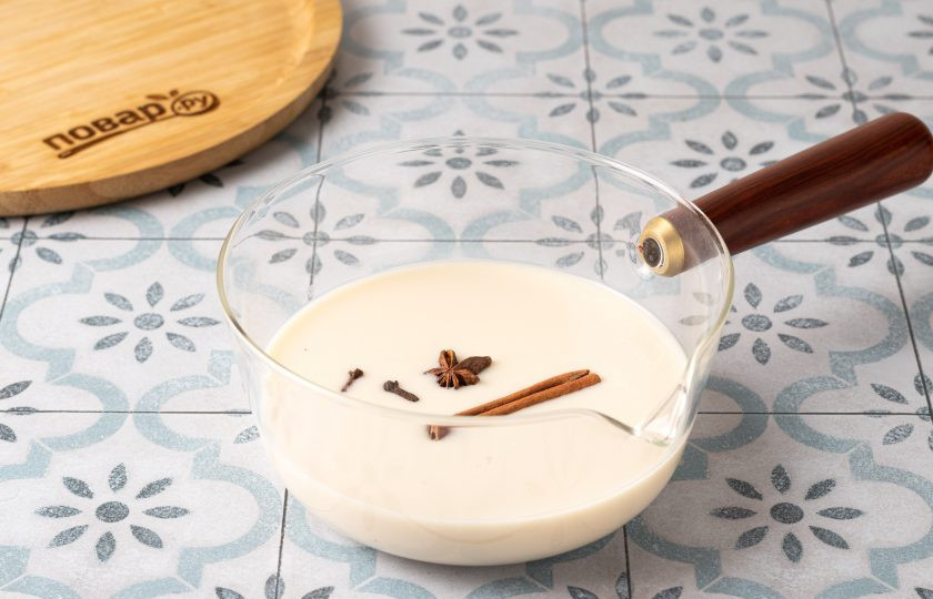 1. Этап. Вкусное молоко с медом: Добавьте корицу, гвоздику и бадьян. Прогрейте молоко 5 минут.