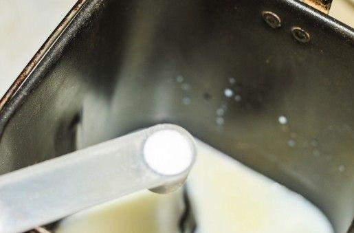 1. Этап. Домашний хлеб в хлебопечке: Добавляем соль.