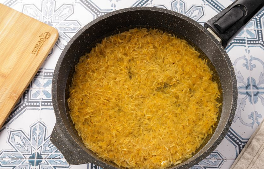 1. Этап. Ароматный рис: Влейте ровно два стакана воды.