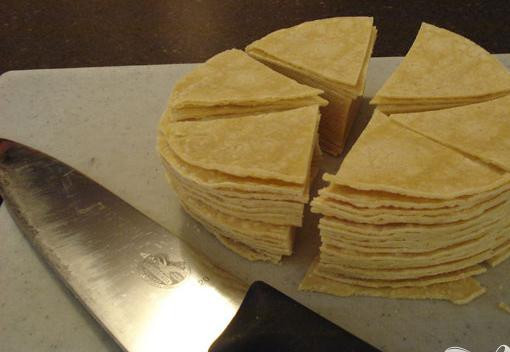 1. Этап. Коричные чипсы: 2. Листовое тесто порезать на равномерные прямоугольники или треугольники среднего размера.