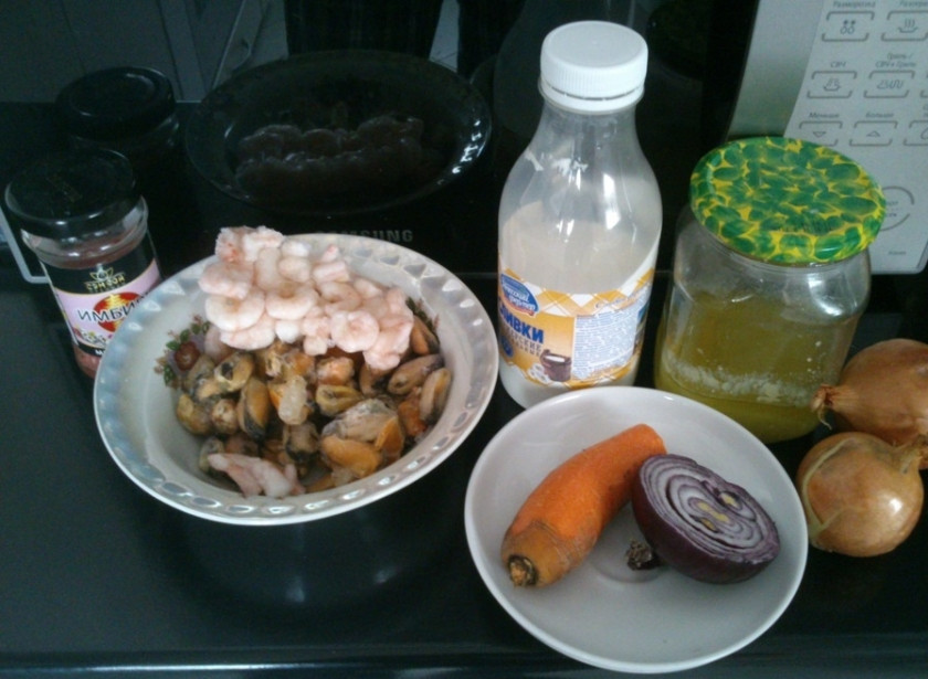 1. Этап. Суп из мидий и креветок: Подготовьте все продукты, которые вам понадобятся для вашего будущего супа. Мидии и креветки разморозьте, вымойте и почистите их. Подготовьте лучок и морковь, очистите остальные овощи.