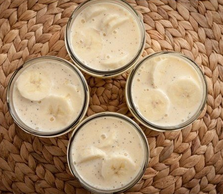 1. Stage. Banana Vanilla Pudding: In a pan over medium heat, heat milk with honey. Add vanilla, after a while remove the pod. Do not boil. In a bowl, beat the eggs and gradually pour in the milk mixture. Beat well so that the eggs do not curl. Strain the mixture and pour into molds.