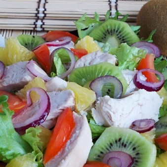Салат с курицей и киви
