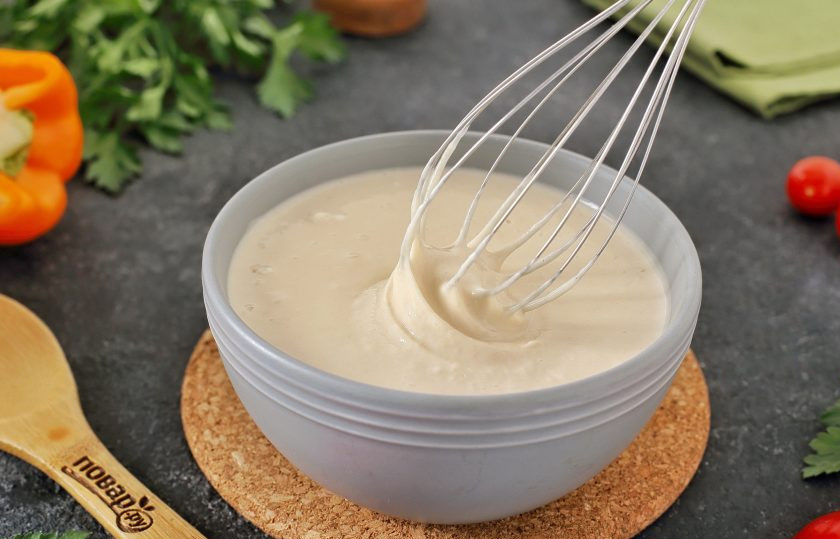 1. Этап. Лучшее тесто для заливных пирогов: Можно спокойно приступить к готовке. К нему подойдет как сладкая, так и соленая начинка. Это могут быть рыбные консервы с картошкой, капуста, фарш, творог, смородина и даже малина.