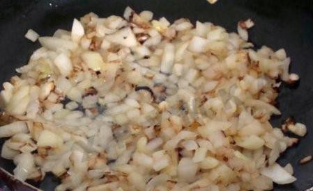 1. Этап. Рагу из фасоли с овощами: Мелко нарезаем лук, обжариваем его до золотистости.