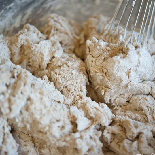 1. Этап. Английская домашняя булочка: Хорошо перемешайте. Лучше мешать руками.