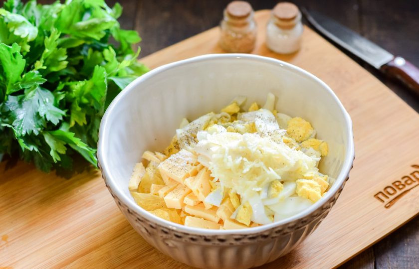 1. Этап. Салат с апельсином и чесноком: Добавьте в салат майонез, соль, перец, чеснок пропущенный через пресс. Перемешайте все и подавайте к столу.