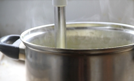 1. Этап. Овощной суп для похудения: Берем блендер и тщательно протираем овощи вместе с бульоном в массу «пюре». Все ингредиенты супа должны быть измельчены. Для полной уверенности, можно пропустить суп через среднее сито. Если же вы пользуетесь современным и мощным блендером, то суп не требуется пропускать через сито.