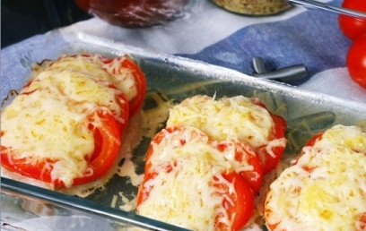 1. Этап. Эскалоп свиной в духовке: Потом достаем форму, посыпаем эскалоп сыром и снова отправляем в духовку.