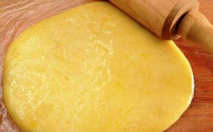 1. Этап. Сырный рулет с семгой: Дальше выкладываем расплавленный сыр на доску, застеленную пленкой, и скалкой раскатываем сыр в тонкий пласт.