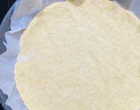 1. Этап. Сконы из цельнозерновой муки со сливой: Одну часть раскатать в круг на пекарской бумаге, толщиной 1-1,5 см. так удобно перенести на сковороду d 24 см.