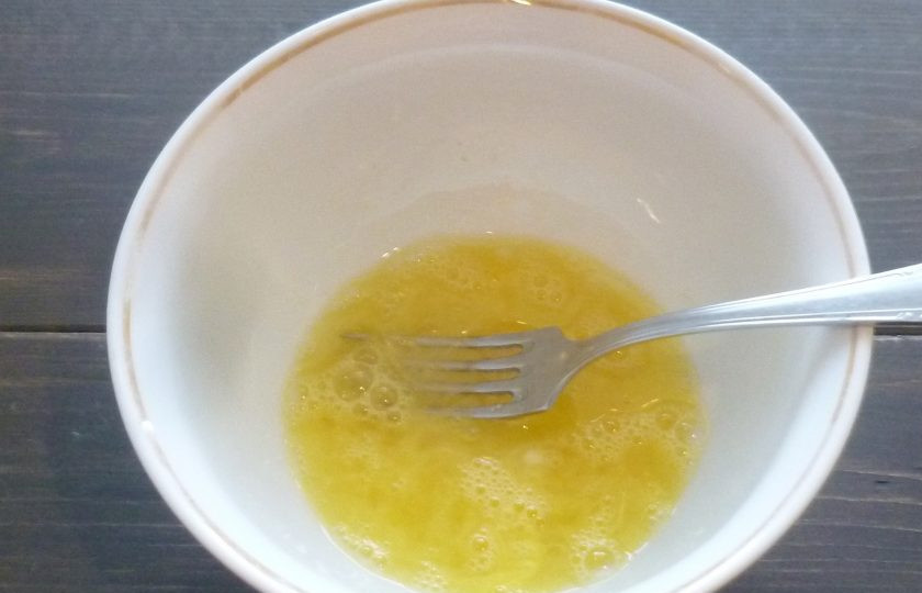 1. Этап. Мартабак: Приготовьте тесто. В миске взболтайте яйцо с сахаром, щепоткой соли и 90 мл воды.