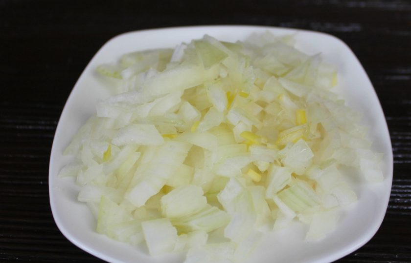 1. Этап. Литовский салат: Лук чистим, режем и высыпаем на сковороду с разогретым подсолнечным маслом.