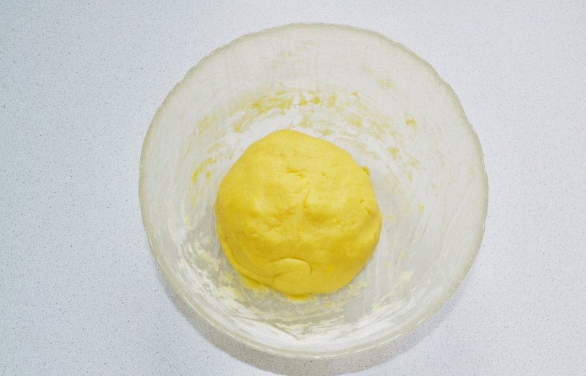 1. Этап. Печенье с вареными желтками: Тесто должно получиться мягким, не липнуть к рукам, но не слишком забитым мукой.