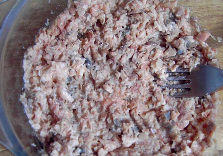 1. Этап. Бутерброды с паштетом и огурцом: Открываем консервированную рыбу и выкладываем ее в миску, разминаем рыбу вилкой.