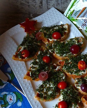 1. Этап. Творожно-овсяные вафли с ветчиной: Смешать сливочный сыр и горчицу, мелко нарубить вымытый и обсушенный укроп. Ломтик вафли намазать сыром и посыпать укропом. Украсить черри, виноградом, горошком ( кукурузой, зернами граната). Подать к столу.