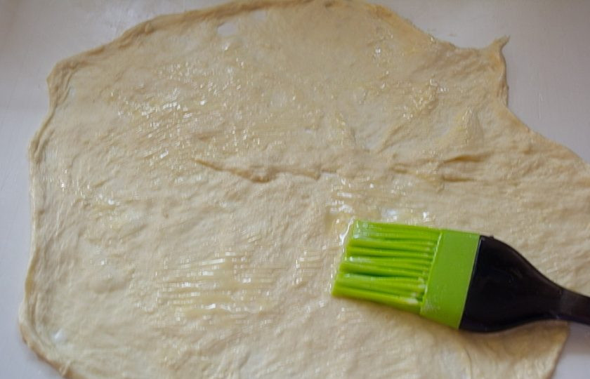 1. Этап. Роти Канай: Смажьте полученный большой и тонкий круг сливочным маслом.