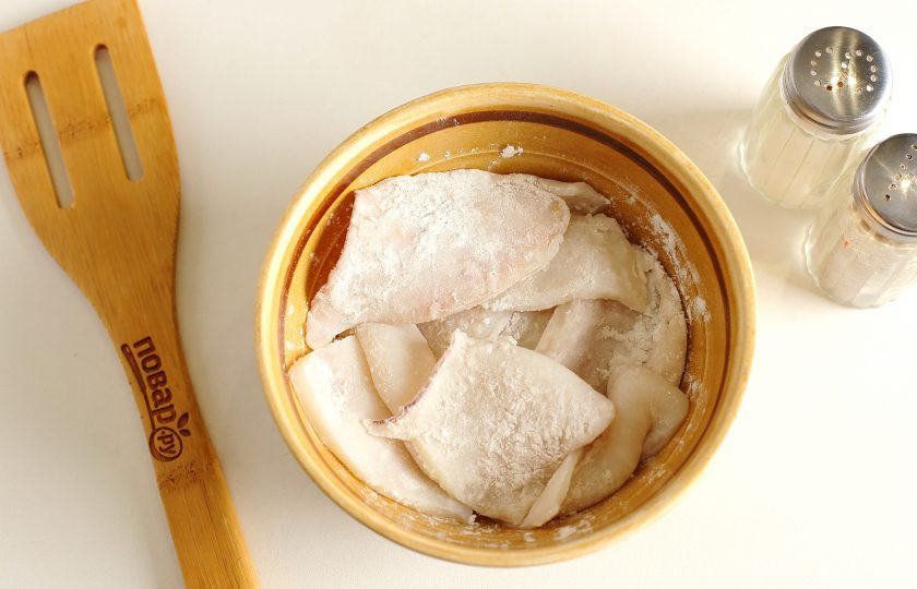 1. Этап. Шницели из кальмаров: Обсушите нарезанные кальмары бумажным полотенцем. Кусочки должны быть максимально сухими. Далее добавьте к кальмарам крахмал и хорошо перемешайте. Крахмал добавляем из расчета 2 ч.л. на одну тушку. Оставьте на 10 минут.