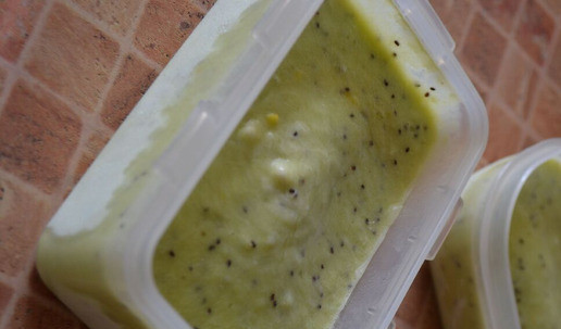 1. Этап. Мороженое из киви: Перед употреблением достать мороженое из морозилки за 15-20 минут.